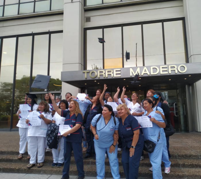 Foto de la fundacion silvia flores, dando un curso